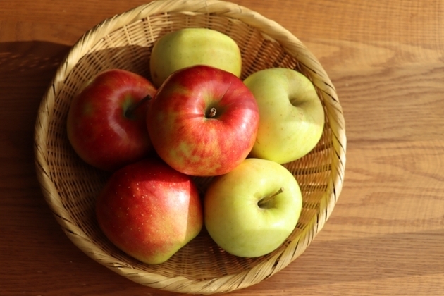 【大原千鶴さんの"リンゴ"の食べ方】に「目からうろこ」と大反響！「超簡単」シャキシャキ、トロッ魅惑すぎる〜