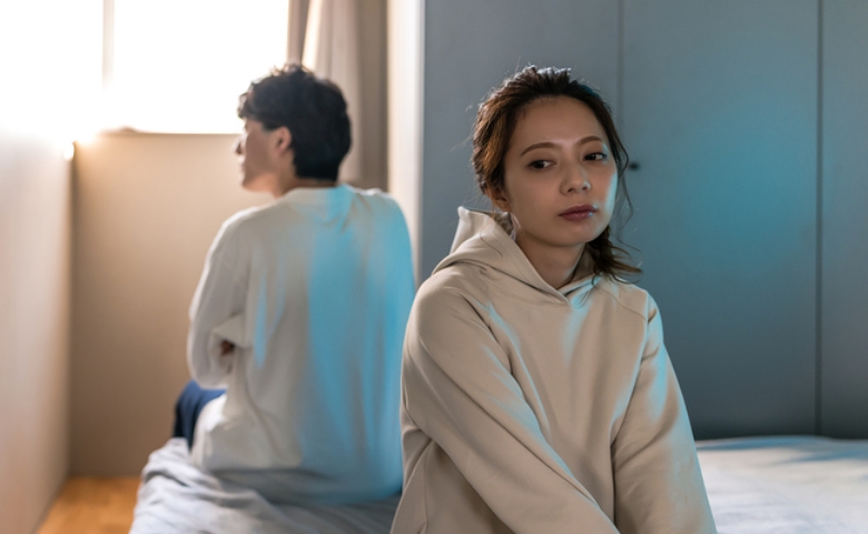 「もう無理かも」夫婦の会話ゼロ、すれ違い生活が続く中で気付いた夜の異変とは