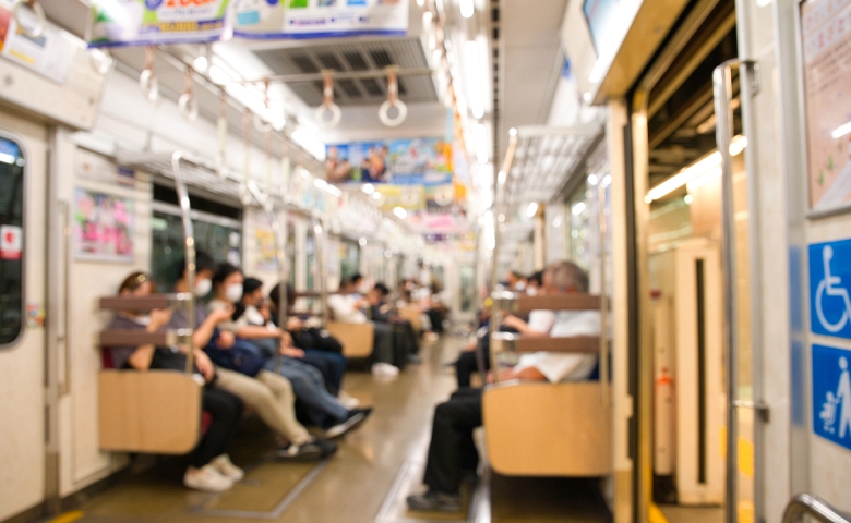 電車で私の隣に座ってきた男性。突然感じた強烈なにおいで気分が悪くなった理由