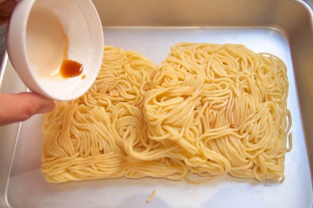 【普通の中華麺に"アレ"まぶすと…】シェフ「ほぐさないほぐさない！」→管理栄養士が驚愕！「なんだこの麺は！？」
