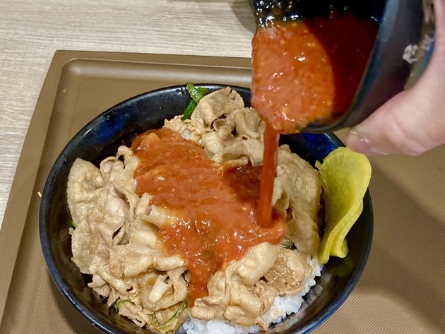 真夏の工事現場「これで夏バテ知らずよォ！」→職人さんがやってた【"すた丼"のすごい食べ方】がやばい！