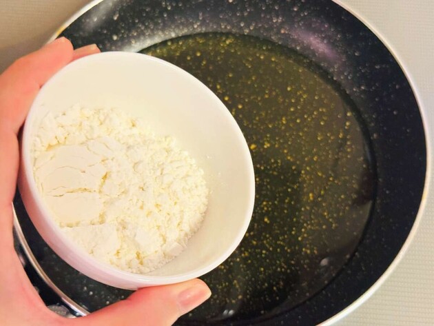 【鶏肉に小麦粉まぶさないで】"家事ヤロウ"が教える「油跳ねしない！飛び散らない」衝撃の裏ワザ！お肉はジューシー