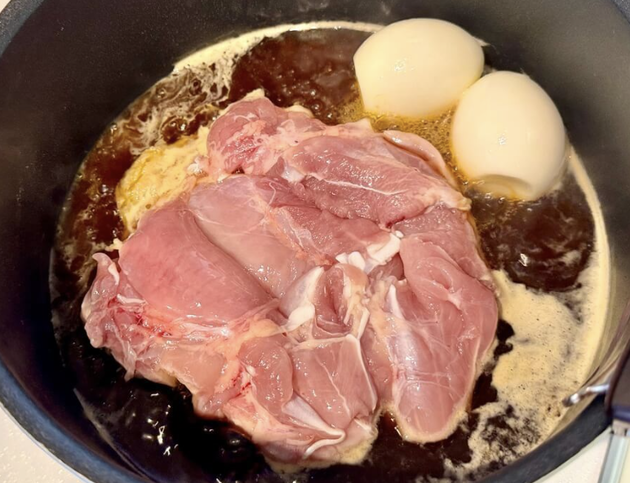 【鶏もも買っても、焼かないでーー！】生のままドボン!?「あ〜こうすれば良かったのね」「ほったらかしで完成」冷めてもウマっ！最高の食べ方