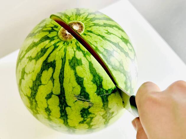 もう【スイカ】の種で苦労しない！青果店・パティシエが教える「種が簡単に取れちゃう！」裏ワザ的切り方