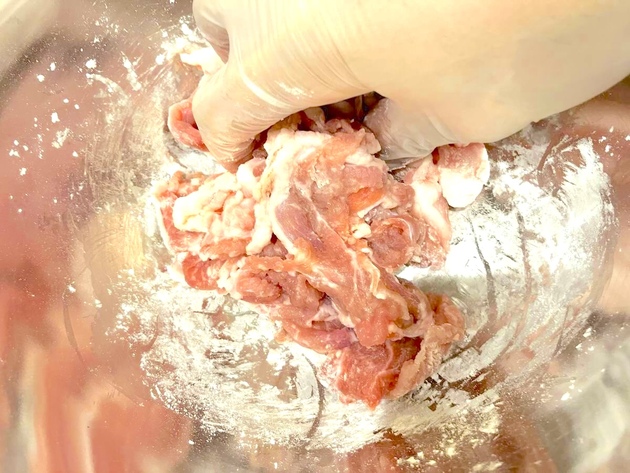 【豚こま安かったら"あの粉"まぶして揉み込んで…】→実食した調理師「なにこれステーキ…？」