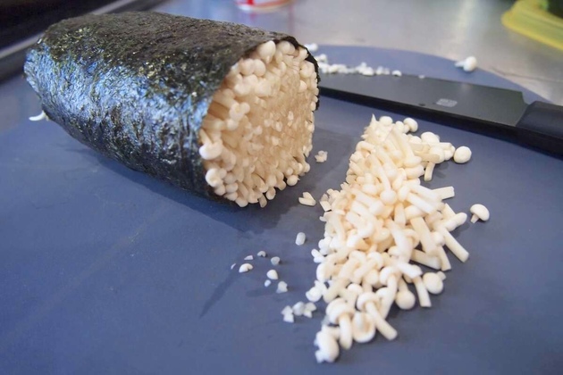 【1袋100円のえのきはこうするのが正解！】実食した調理師「完成系から作り方が想像できない！」
