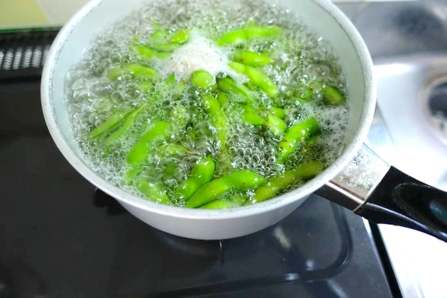 【スーパーで買った枝豆、そのまま食べちゃダメ！】野菜のプロ「"アレ"入れて茹でてください」