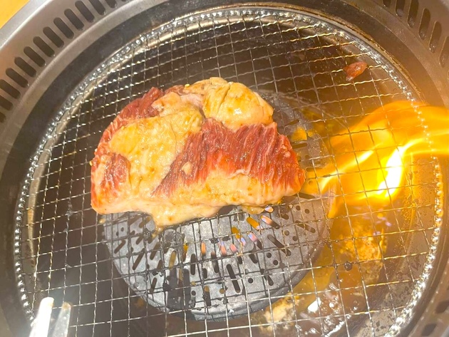 【焼肉きんぐ】店員さん直伝の"ヤバうまい焼き方"を試した調理師「そりゃ昼前なのに満席になるわ…」