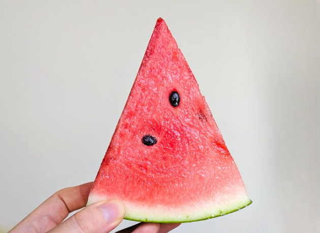 【画像のような「スイカの切り方」もうやめて】ぶすっと刺す「食べやすさ段違い」"管理栄養士"も絶賛