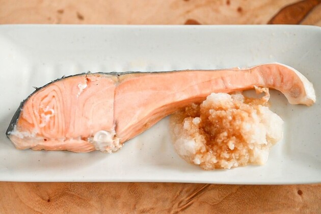 【まだ“塩鮭”焼いてるの？】夫「旅館レベルじゃん！」家族も大絶賛の食べ方が「目からウロコ」