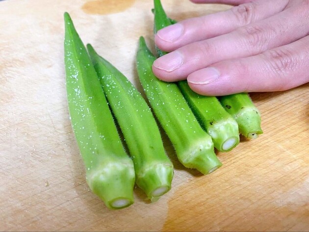 【オクラは茹でずにこう食べて！！】え、これすごい「目を見張るほど美味しい」食べ方！新食感でのどごし最高