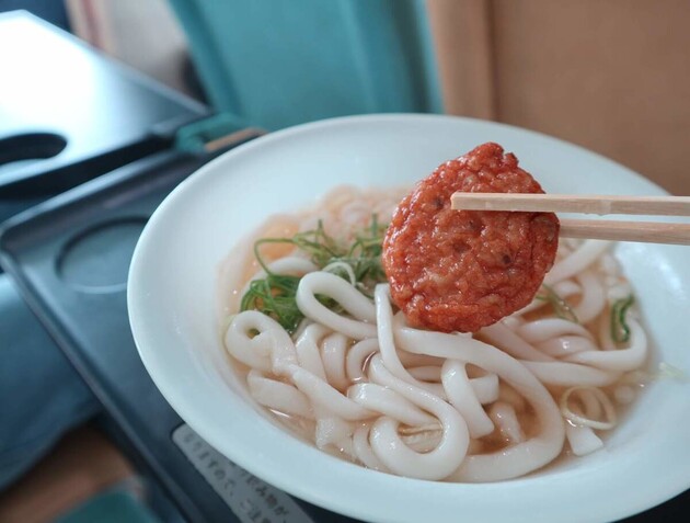 早くしないと行列〜！平日なのに10人ずらり…【鹿児島で愛されまくる名物グルメ】「ケンミンショーでも話題」「15分以内に食べて！」