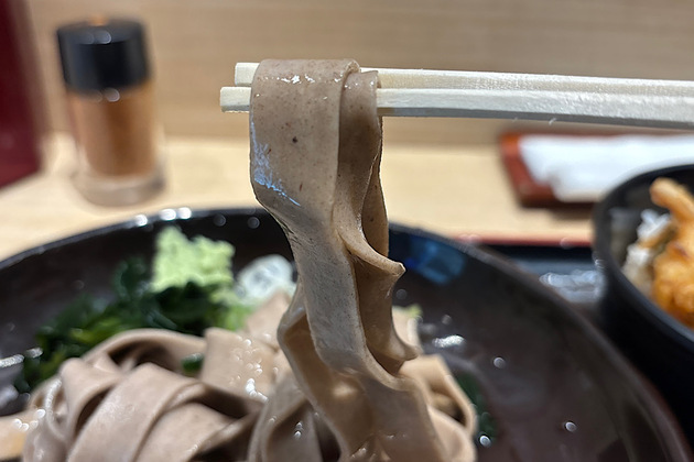 大盛り無料で“そばつゆ”は美味しいが……「富士そば・箱根そば」派がフラッと立ち寄ってみた【立ち食いそば処】