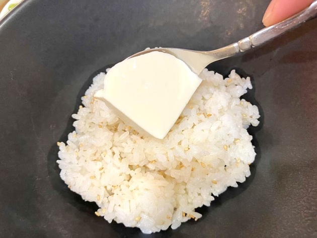 【ご飯炊いたら丼に盛って"アレ"混ぜて…】実食した調理師吠える「なんだこれ…うんめぇぇ！」夏はコレしかない！