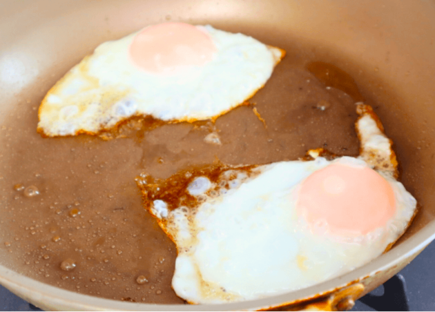 【まだ目玉焼き、普通に焼いてるの？】め〜〜っちゃ旨い食べ方「早く教えてよ…」「味玉級！」