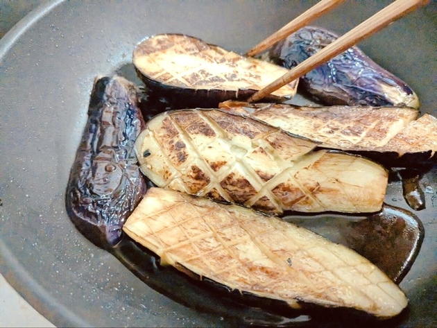 まるでステーキ！【まだなす、煮浸しにしてるの！？】メーカー公式「猛烈に旨い食べ方」カリッジュワ〜