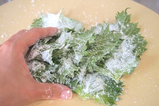【"あの粉"まぶして…】「大葉と卵」あったらコレ作って！"ひっくり返るほど旨い"食べ方！もう一皿いけたな...