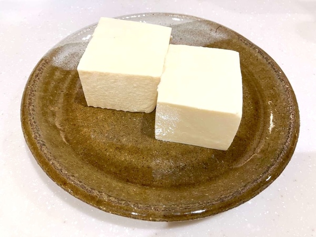 【豆腐は普通の冷奴にしないで！】→ボウルで混ぜた"アレ"のっけて…「なんだこれ…うんめぇぇ！」