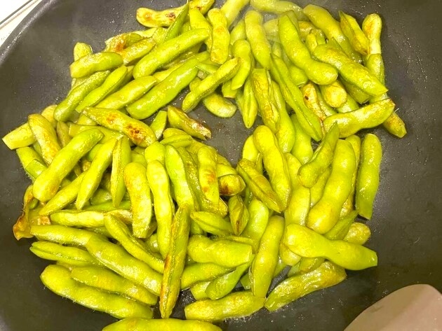 【枝豆は茹でてそのまま食べちゃダメ！】「"アレ"かけて焼いて」ひねくれた調理師も感激「やばいよ」