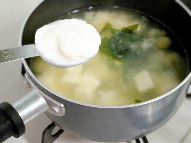 【味噌汁に→"アレ"混ぜて食べて！】かまいたち・濱家さんも絶賛！「旨みが倍増している」
