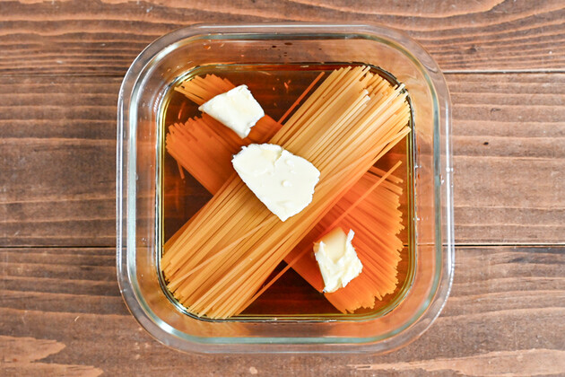 【パスタはお湯で茹でないで…！？】「あの調味料にドボン→レンチン」大大大正解！「震えるほど旨い」