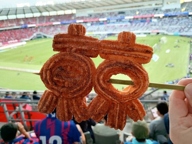 【デカすぎーー！】食べきるのに時間がかかる「分厚さスマホの2倍超え」FC東京「味スタ限定」グルメ