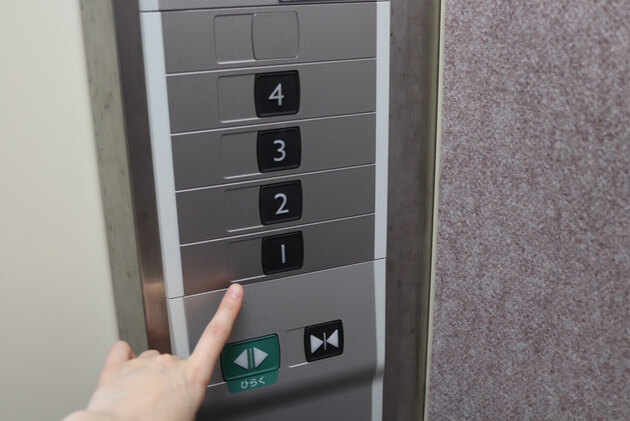 エレベーターに乗っている時に地震発生！最初に取るべき行動は？【防災クイズ】→「ヤバい、間違えてた…」「覚えておきます！」