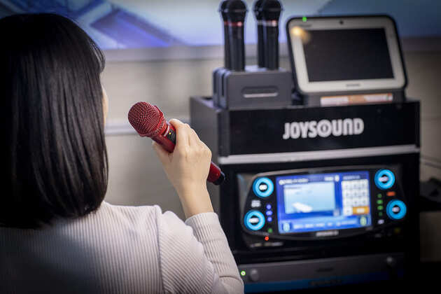 【カラオケで100点狙うなら"コレ"はしないでーー！！】メーカー回答に「知らなかった…！」「そうだったんだ…！」驚きのコツ！