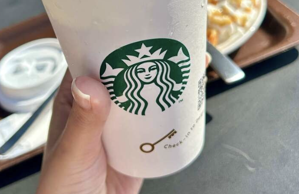 ドリンクじゃなくてそっち！？【元スタバ店員が教える】55円&無料で「超もりもり」裏ワザ