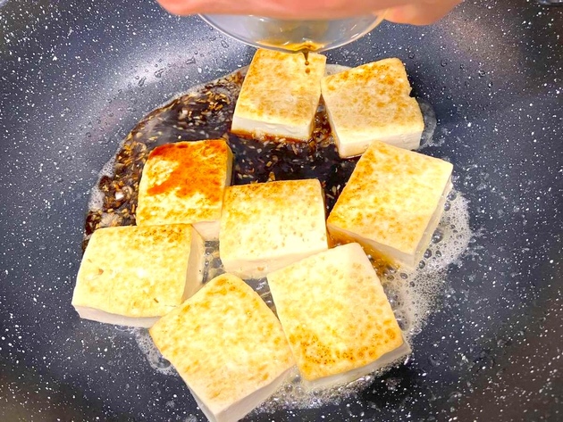 【お豆腐は冷奴にしないで！】フライパンで焼いて"あの液体"かけて…「え、角煮…？」鬼ウマい食べ方