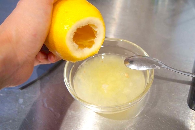 【レモンの皮は捨てちゃダメー！】スプーンで中身くり抜いて…「このアイデアすごいな！」驚愕の食べ方