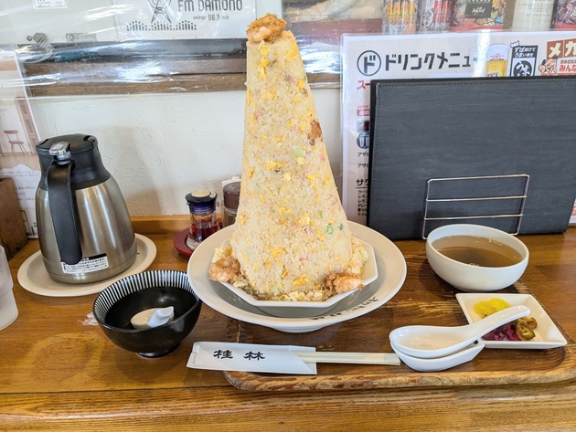 「早く食べてくださいね」→「どこから食べれば…」日曜日は長い行列！人気メニュー【チャーハン】完食は不可能だった