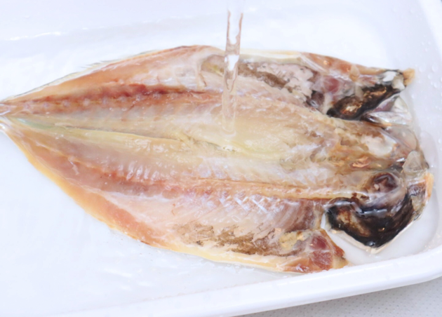 【魚の干物、いきなり焼いたらダメ！！】"元水産庁"が教える「劇的にウマくなる」食べ方！「ママ友に教えたい」焼く前にアレするだけで…リピ決定