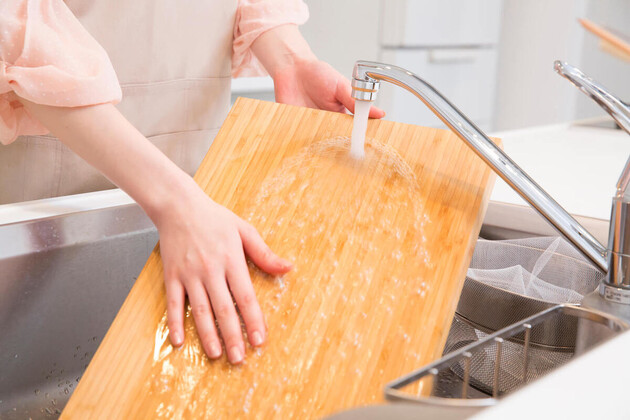 【とりあえずいつも通り洗って…絶対やめて！】カビが生えます「早く教えてよ…」“木のまな板”の真実