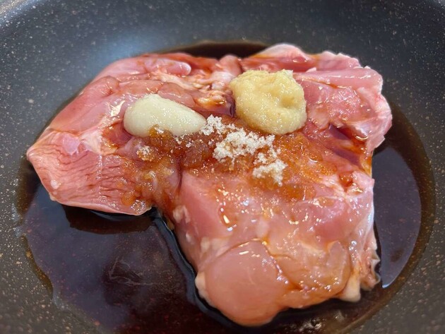 【鶏もも買ったら、いきなり焼かないで！】生のままドボン！“1,920いいね”照り照り爆うまレシピ