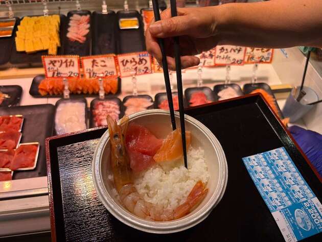 ピーク期は朝7時〜大混雑!?【青森県】「歩きながらのせる」夢の“完全オリジナル海鮮丼”