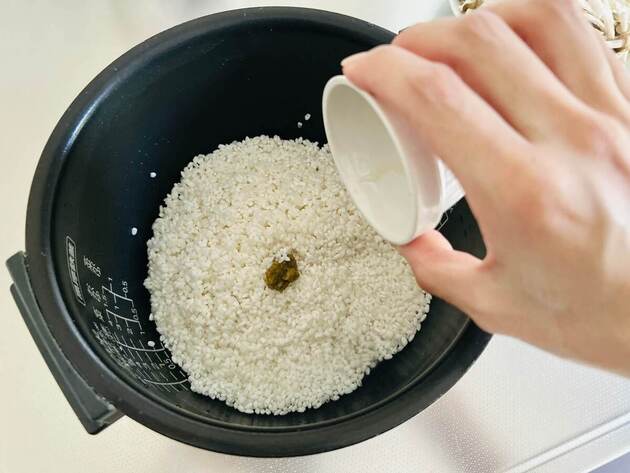 余りがちな"アノ調味料"【炊飯器】に入れてみて!!「ん〜クセになるぅ…！！」気合いゼロでも激ウマ