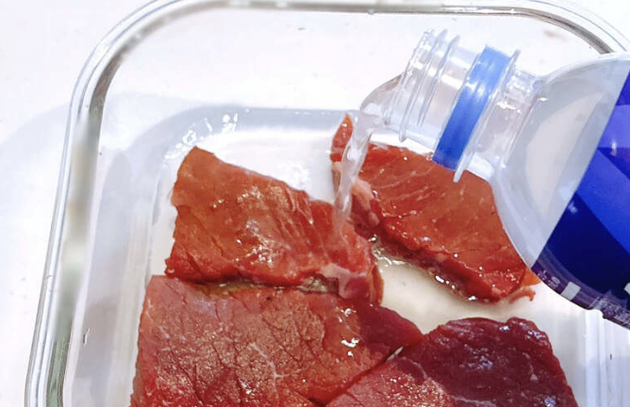 え!?何やってるの!?【ステーキ肉、そのまま焼かないでー！】「激安肉が劇的にやわらかくなる」方法