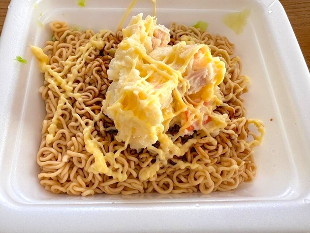 衝撃【カップ焼きそば、"アレ"ぶちこんで！】こここ公式さんナニ入れてんの！？10秒アレンジ！