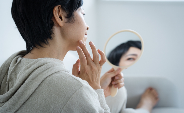 50代のメイクは「清潔感」がポイント？私が見直した「肌と髪」のバランスとは【体験談】