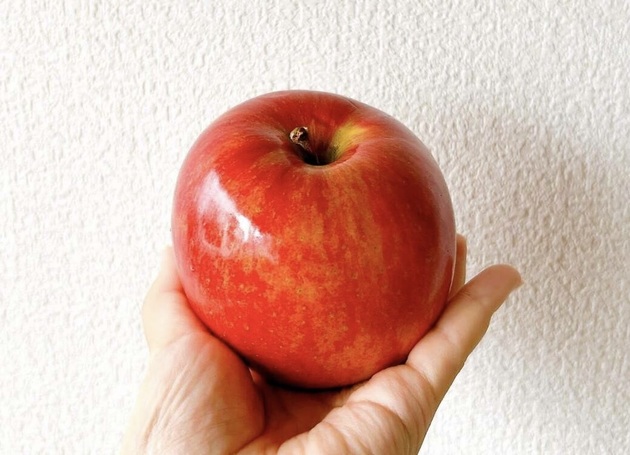 【衝撃の事実】"皮がベタベタ"のりんご「ワックスって本当？」安全性ヤバい！？→栄養士が回答！「その正体は...」
