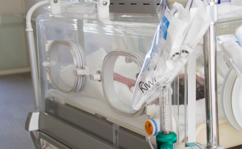 「もう産まれるの！？」予定日前の出産…保育器の中でミルクを飲む孫の写真に涙があふれた日【体験談】