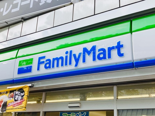 考えた人天才じゃね？【ファミマがま〜た“ぶっ飛んだ新作”仕掛けてきた！】「ひっくり返すと別のパンなんだが」全3種食べ比べ！ 