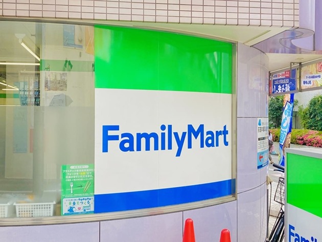 このファミマ悪すぎる！？【1,000kcal超】深夜のドカ喰いに懺悔必須な"ヨダレ止まらぬやばすぎる組み合わせ"4選！