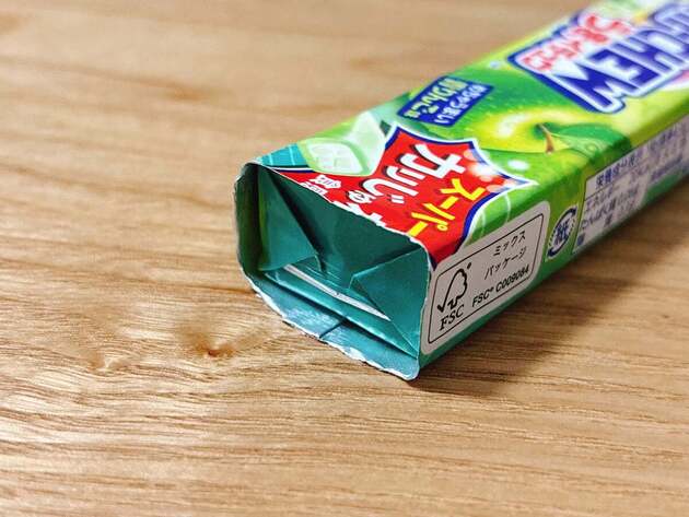 天才かよ…【感動の裏ワザ】かばんの中でいつもバラバラ(泣)→「その手があったか！？」「思いつかなかった」ガムやハイチュウ“開け方”の正解がスゴイ