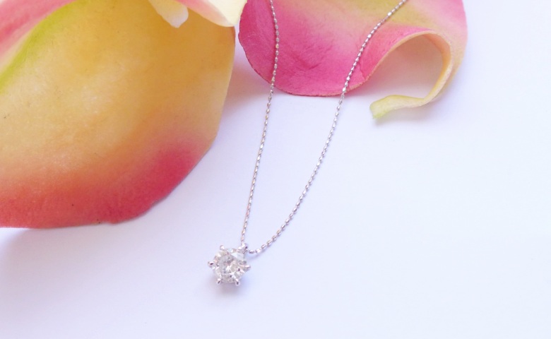 「俺を好きになってほしい」15歳年上の上司からの告白と…突然、渡された「幸せになれるネックレス」