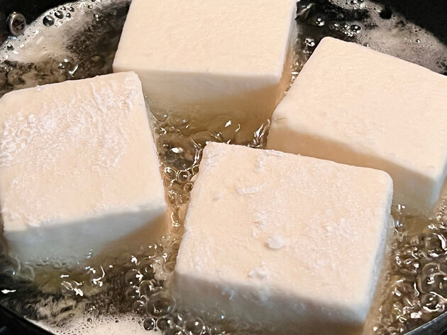 家中の「豆腐」がなくなる！【大原千鶴さん流】「"あの粉"つけてドボン」が正解！「究極にウマい食べ方」に大満足！格別です