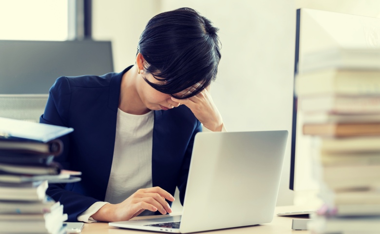 仕事のミスを反省せず、周囲に押し付ける後輩女性。そんな彼女が…弟の「婚約者」だったなんて