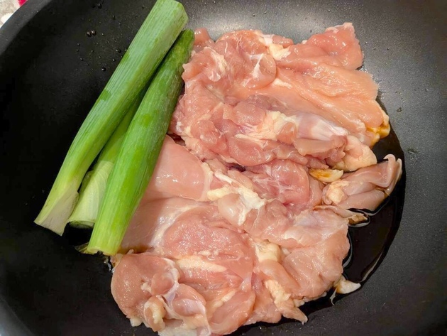 【鶏もも買っても、焼かないで！？】生のままドボ〜ン→10分で完成！考えた人天才(泣)「照りっ照り」「今後はこれ一択」ビビるほど旨い食べ方