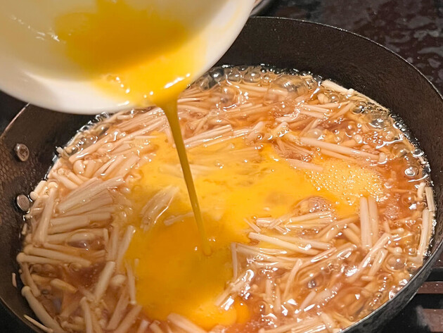 世界一簡単？【大バズりした“えのき”の食べ方】「なにこれすごい！」「考えた人天才」お腹ペコペコ家族に出します！